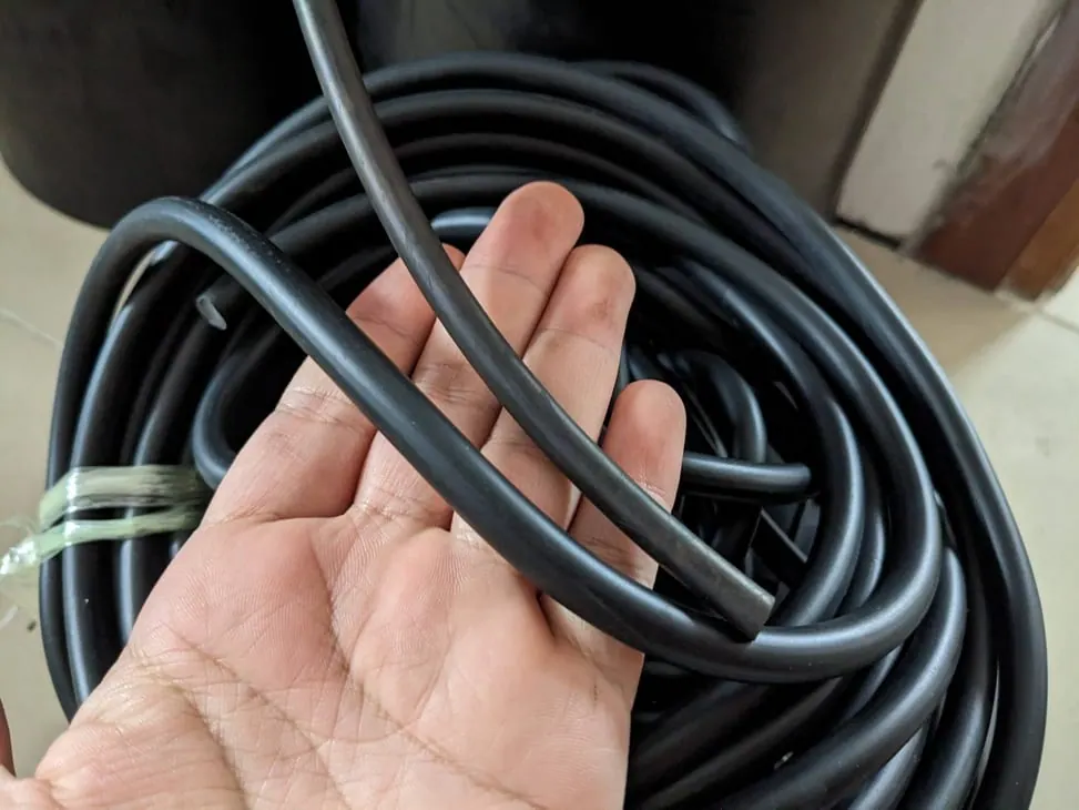 Tay xoè ngón đỡ cuộn dây buộc dây xanh