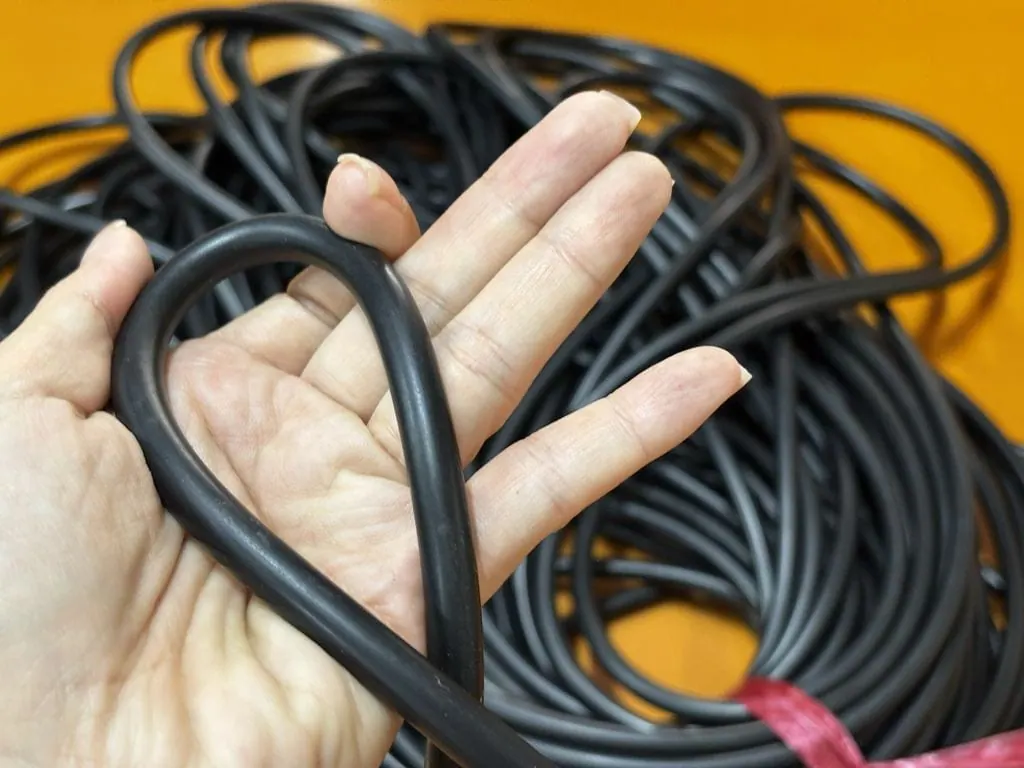 Tay xoè ngón đỡ vòng dây uốn cong lấy từ bó dây