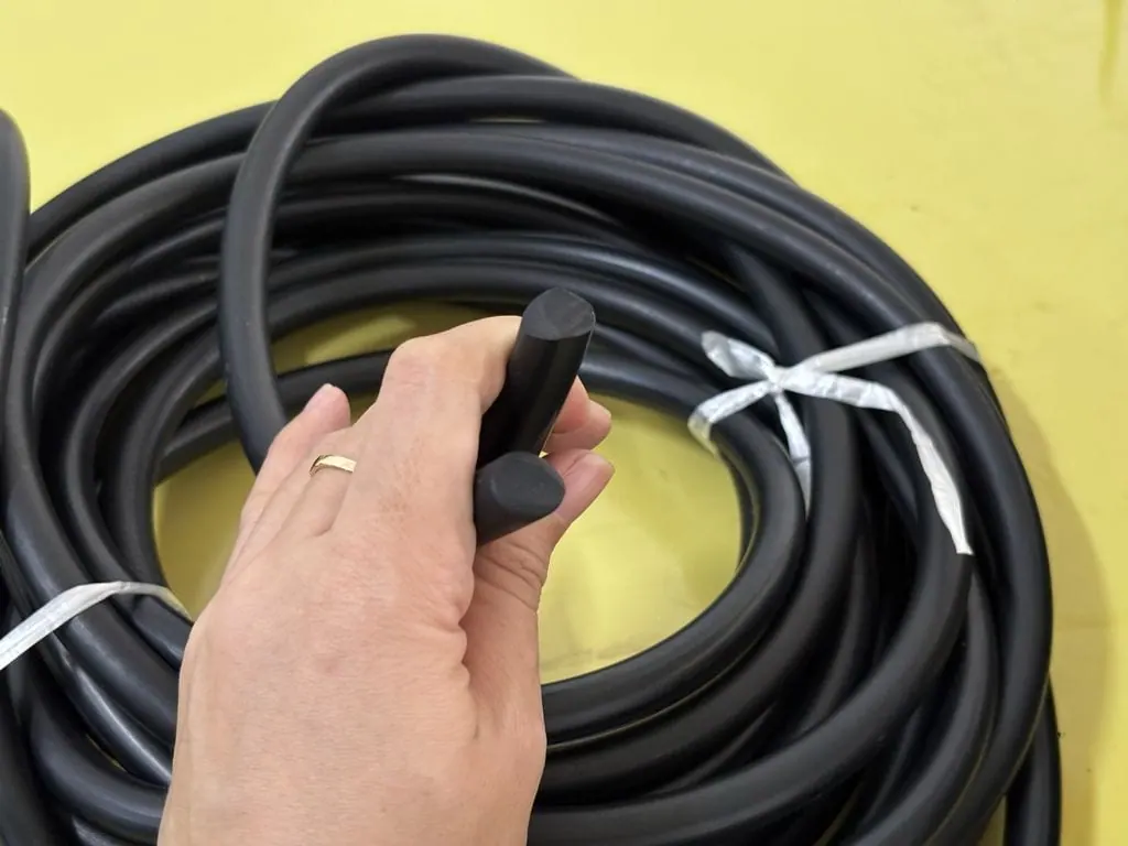 Tay cầm đoạn dây cắt trước cuộn dây buộc dây trắng