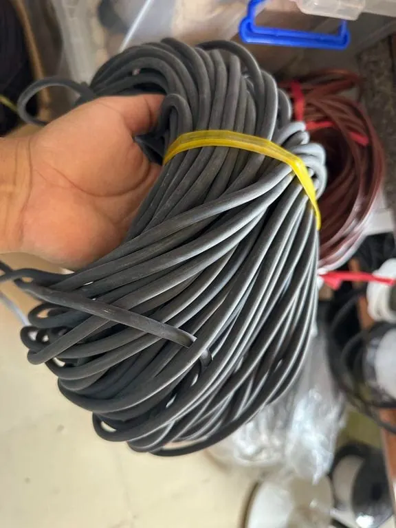 Tay nhấc cuộn dây trong khu vực đóng gói