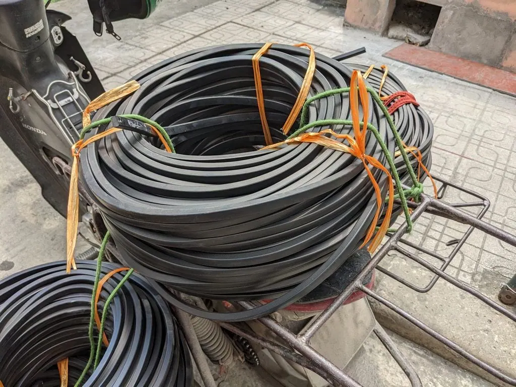 Cuộn dây buộc dây cam và xanh chằng trên giá xe