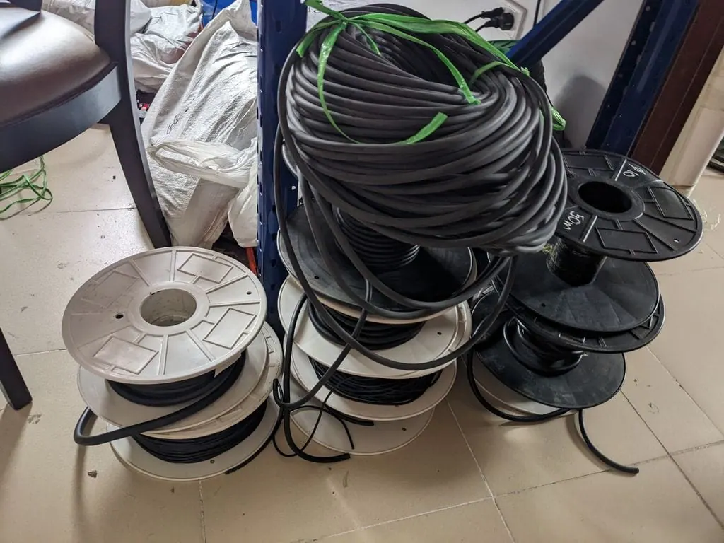 Các lô cuốn dây xếp trên nền gạch trong kho