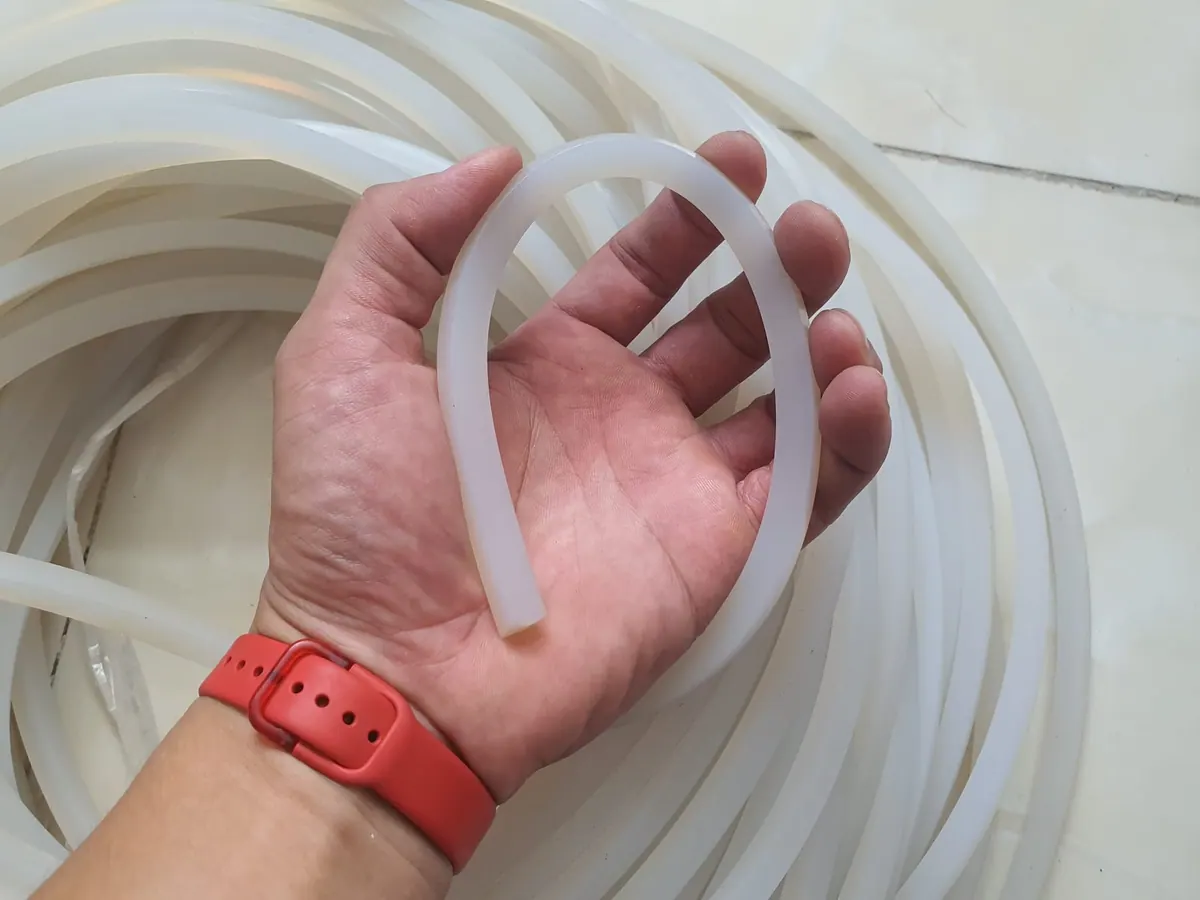 Tay đỡ sợi dây silicon uốn cong trước cuộn dây