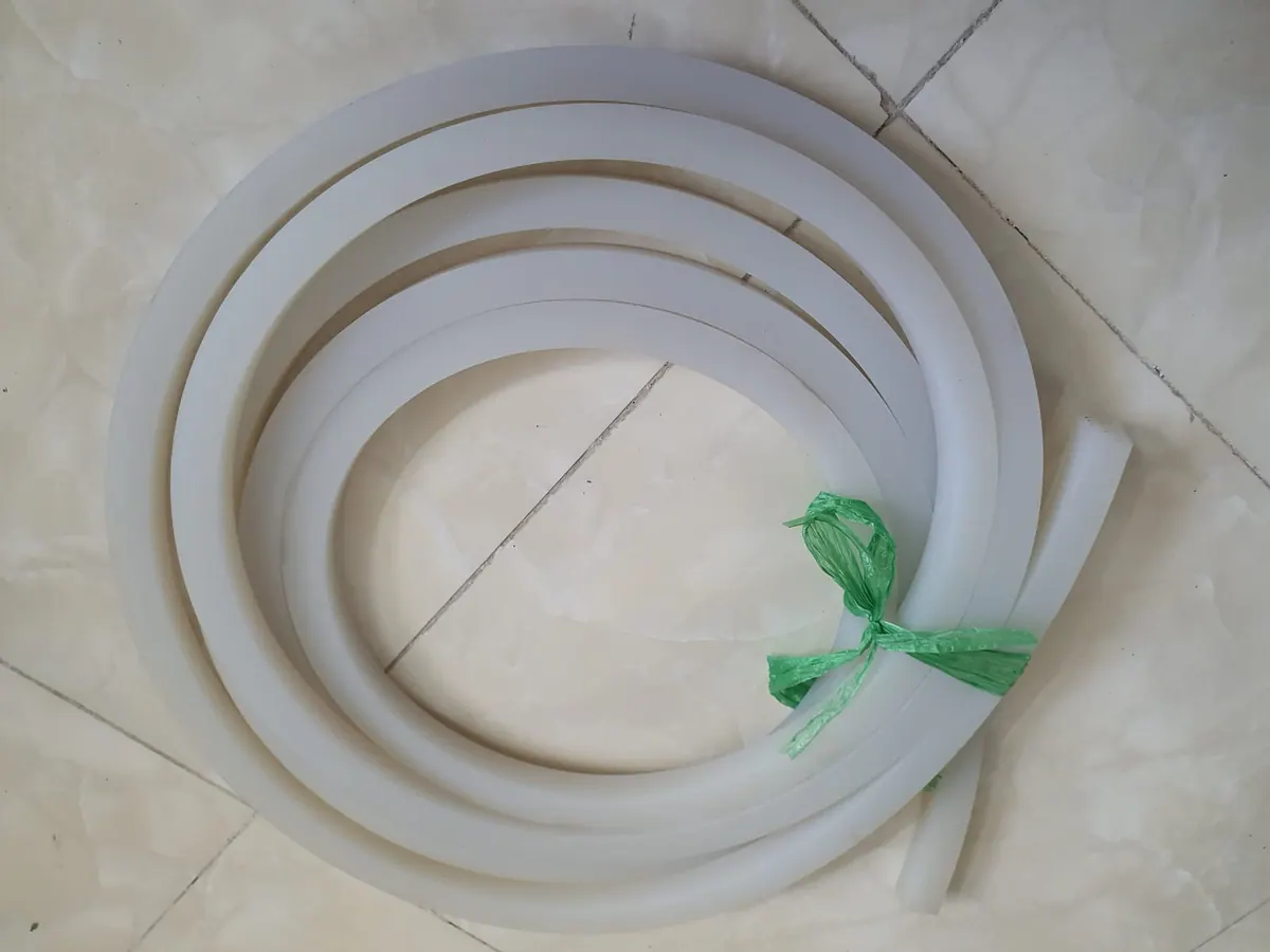 Cuộn dây silicon cỡ lớn quấn hai vòng trên nền gạch