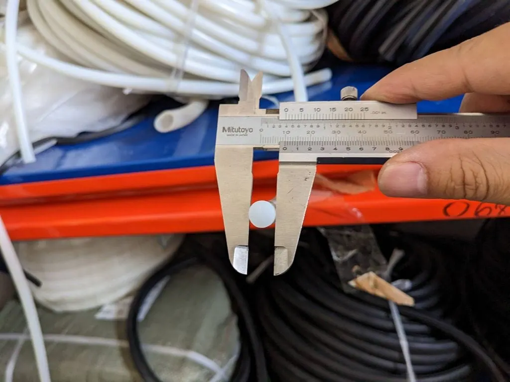 Đo dây silicon bằng thước cặp, hàng xếp phía sau