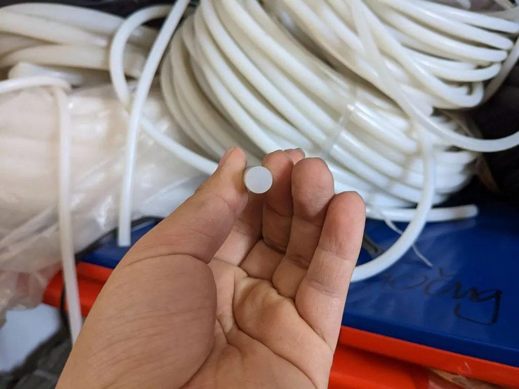 Tay cầm đoạn dây silicon trên lòng bàn tay