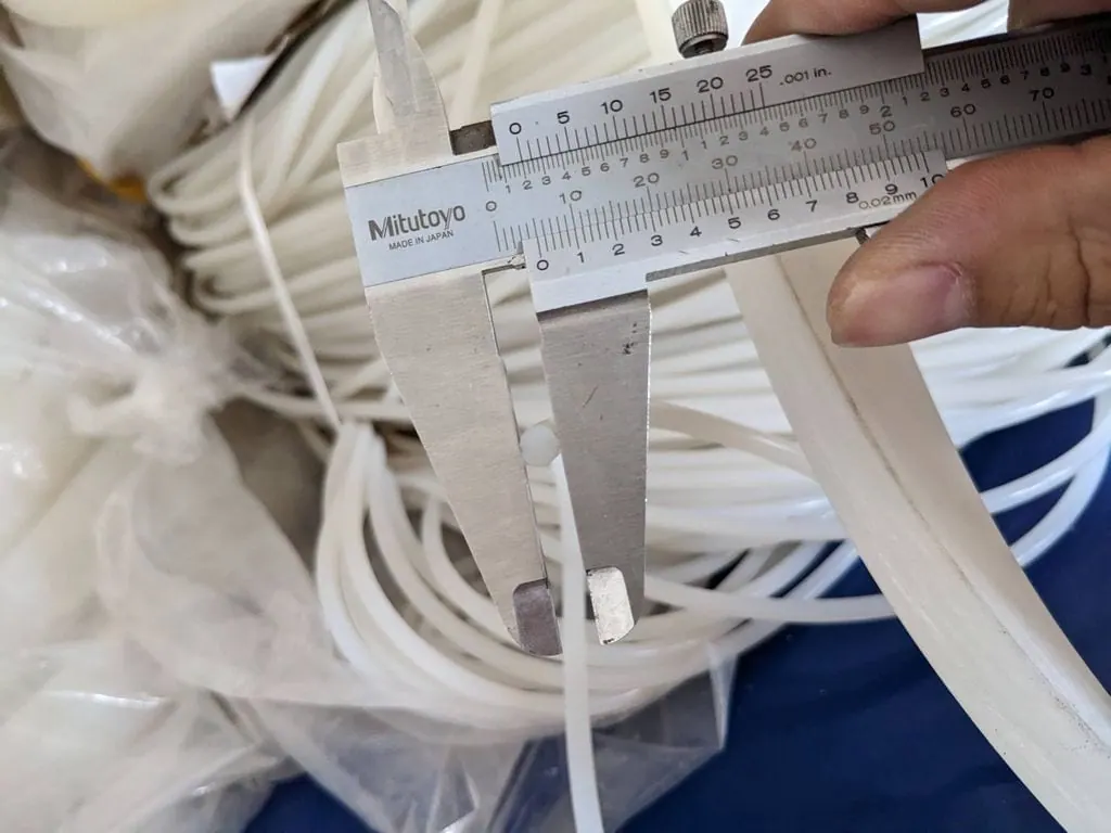 Đo dây silicon bằng thước cặp trước bao hàng
