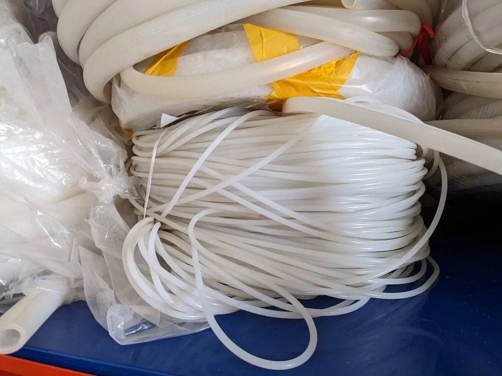 Cuộn dây silicon trong bao bì vàng trên kệ