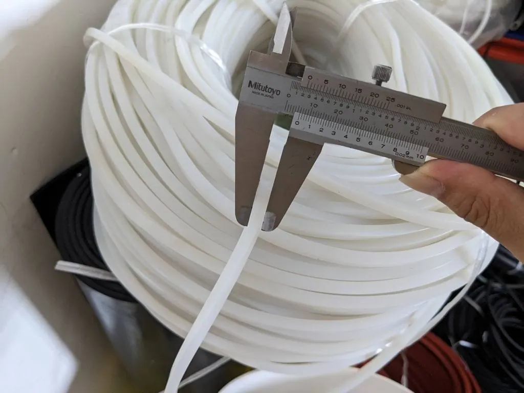Đo dây silicon bằng thước cặp trước cuộn dây