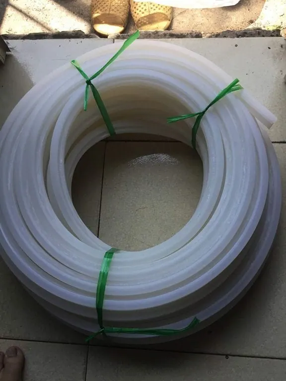 Cuộn dây silicon trắng buộc dây xanh trên nền gạch
