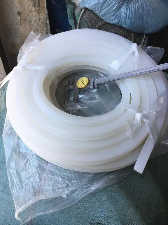 Cuộn dây silicon trắng bọc màng nylon trong bao
