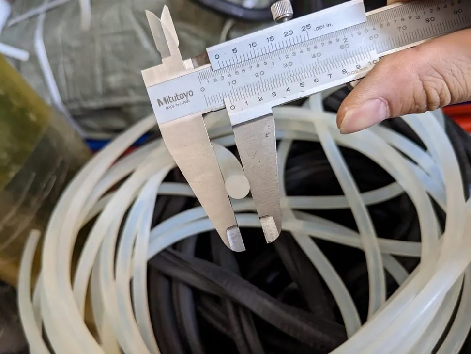 Đo dây silicon bằng thước cặp trước bó dây