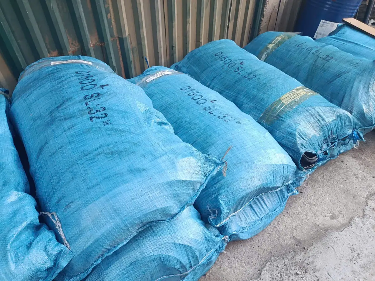 Các bao hàng gioăng cống xếp chồng ngoài sân