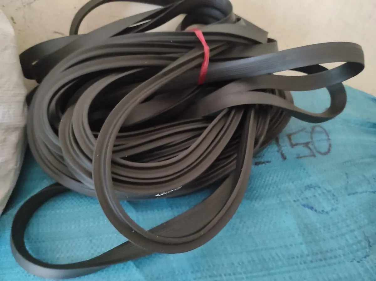 Bó gioăng cống bản dẹt buộc dây đỏ trên bao hàng