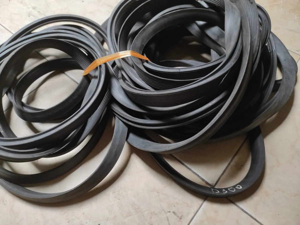 Bó gioăng cống buộc dây cam trên nền gạch
