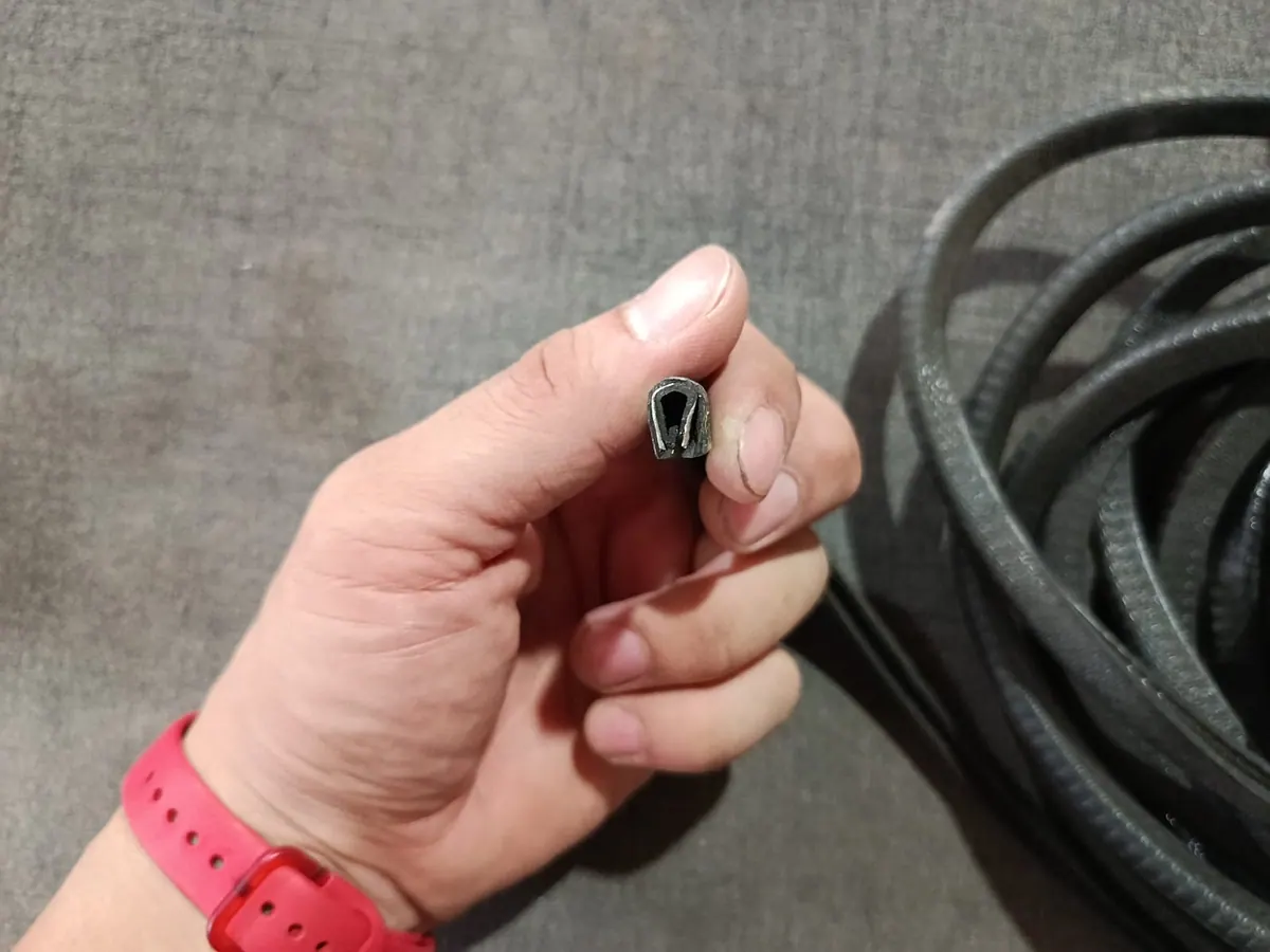 Tay giữ đoạn gioăng tủ điện, lộ mặt cắt kẹp