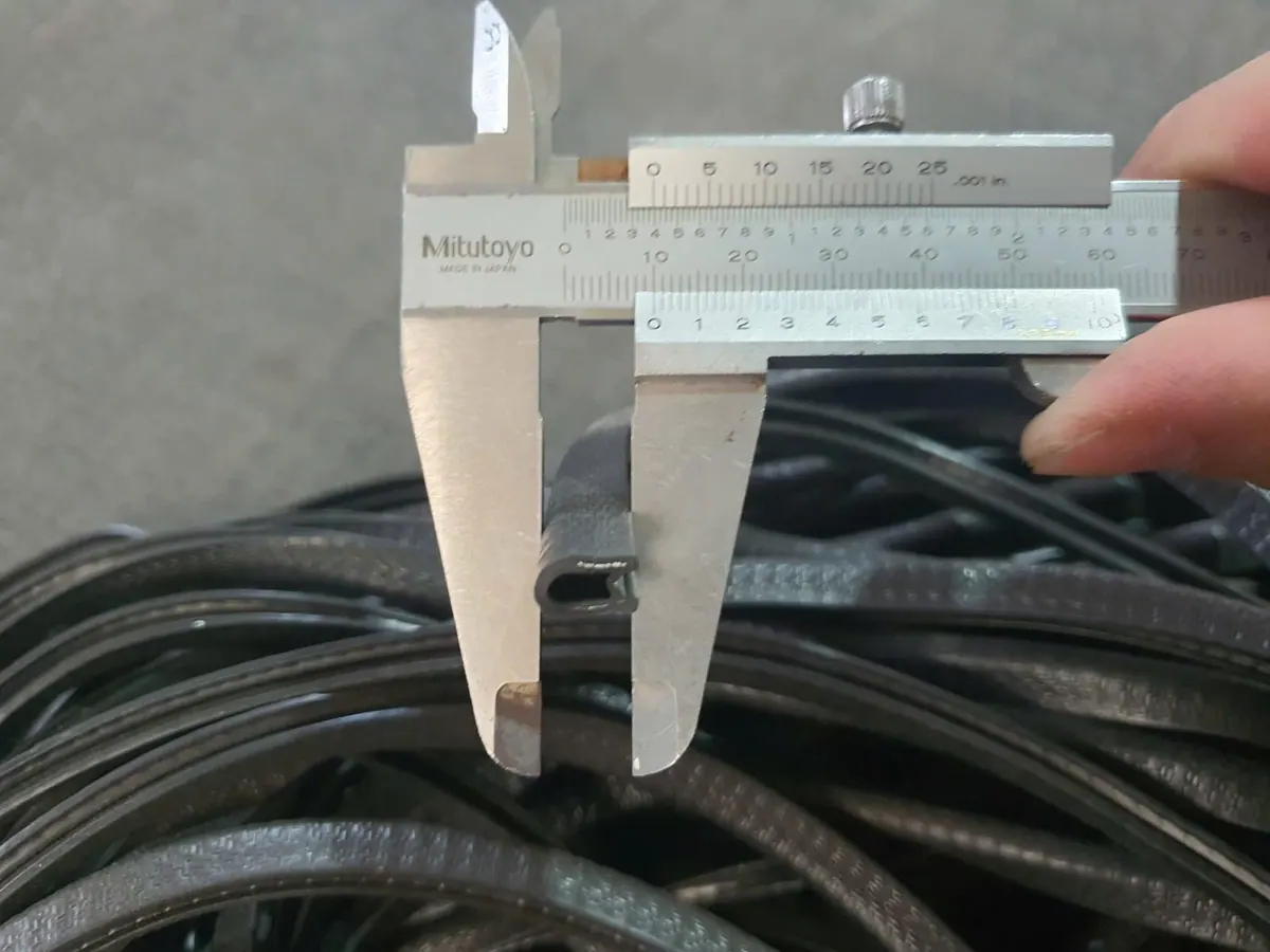 Đo bề dày gioăng tủ điện bằng thước cặp