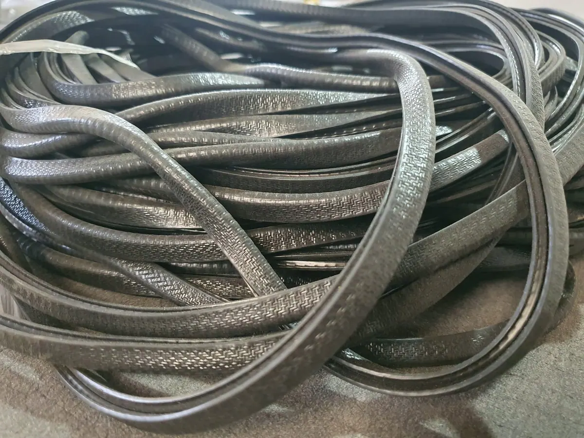 Bó gioăng tủ điện kẹp mép trên nền xám