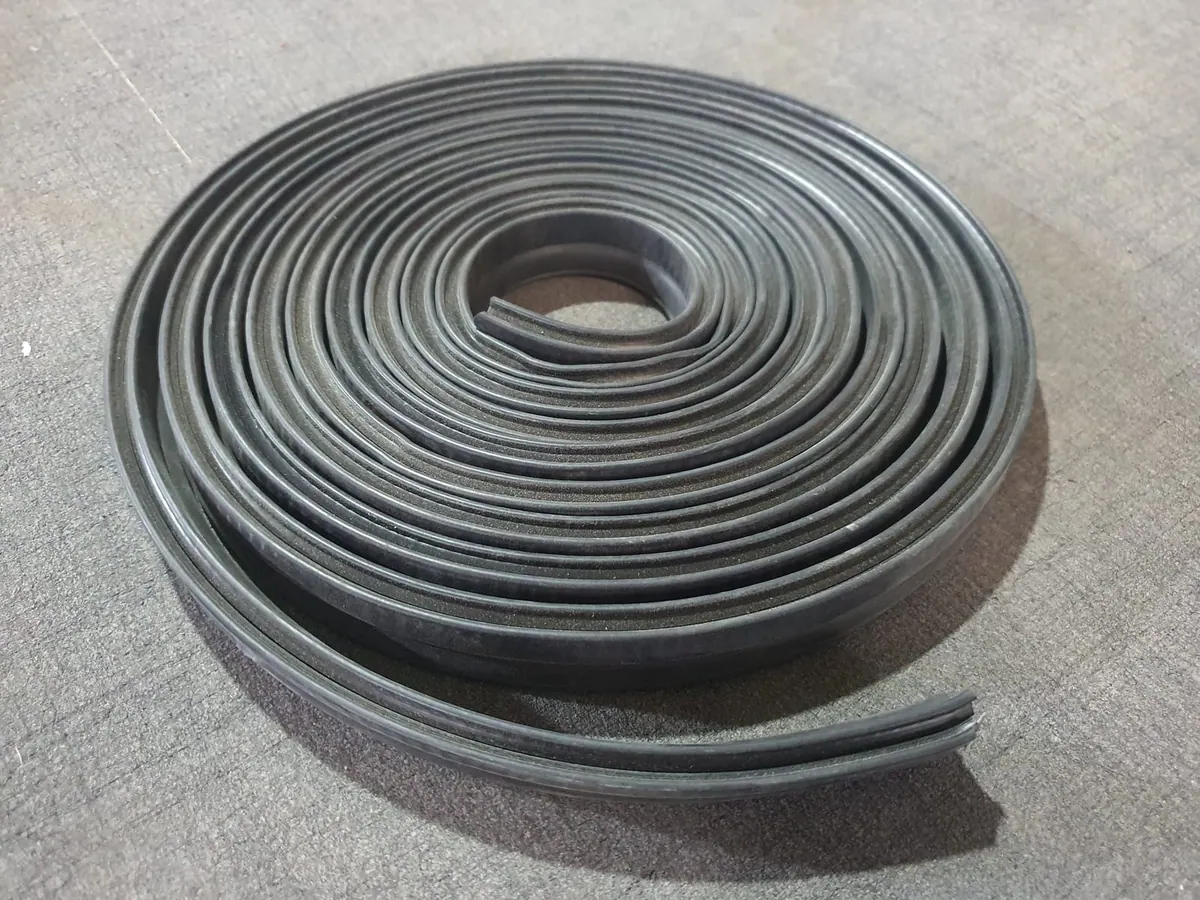 Cuộn gioăng tủ điện quấn tròn trên nền xám