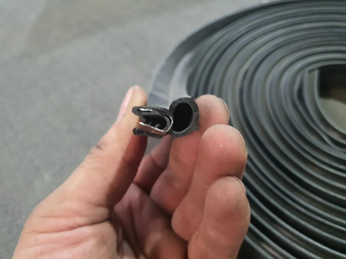 Tay cầm đoạn gioăng tủ điện trên cuộn gioăng