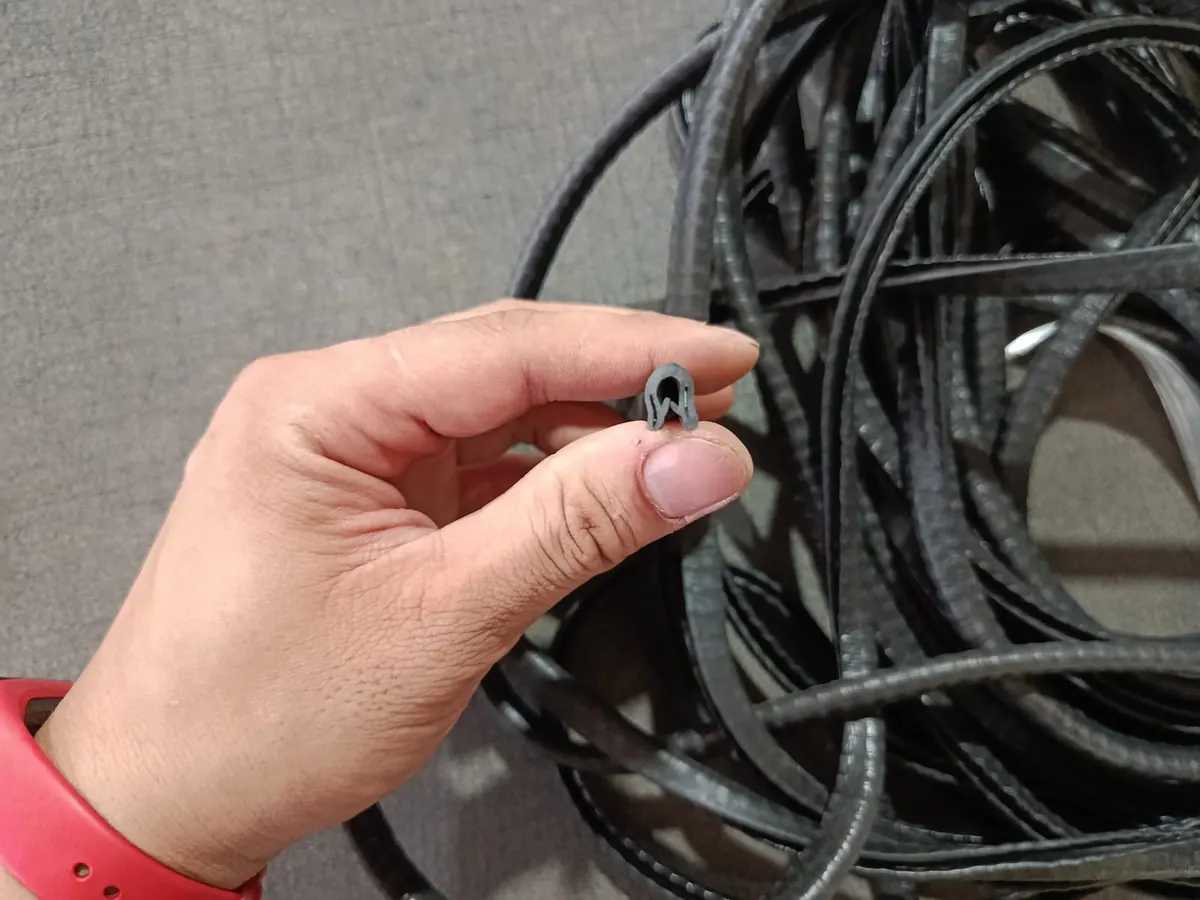 Tay cầm đoạn gioăng tủ điện trước bó gioăng