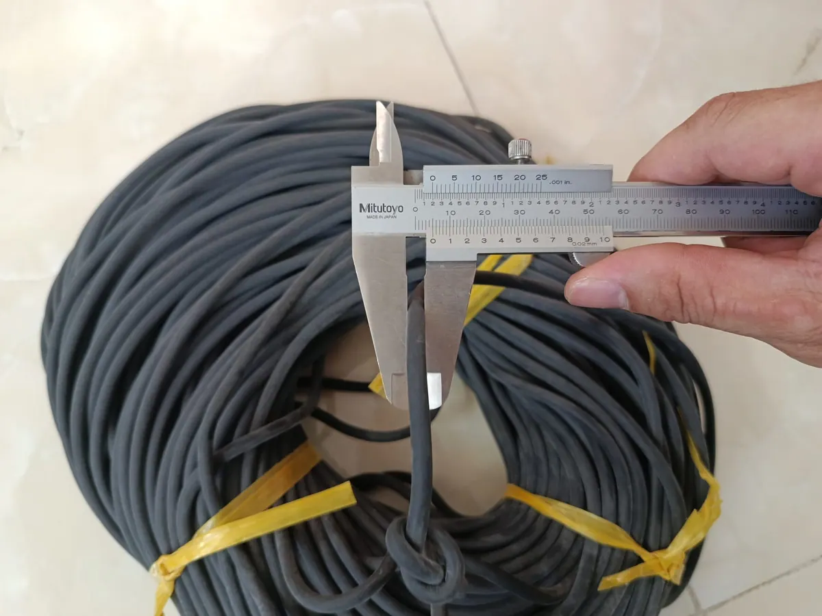 Đo dây xốp bằng thước cặp trên nền gạch