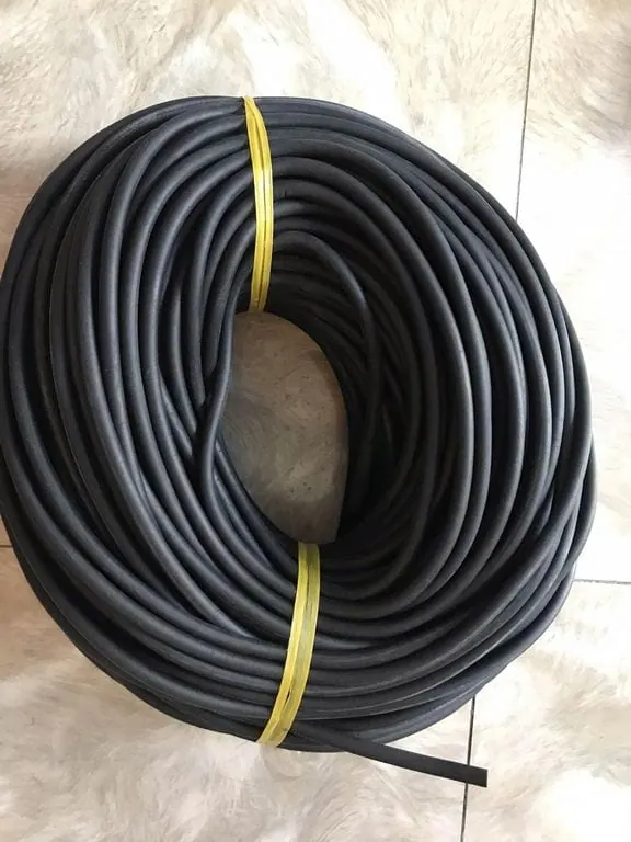 Cuộn gioăng cao su xốp đen buộc dây
