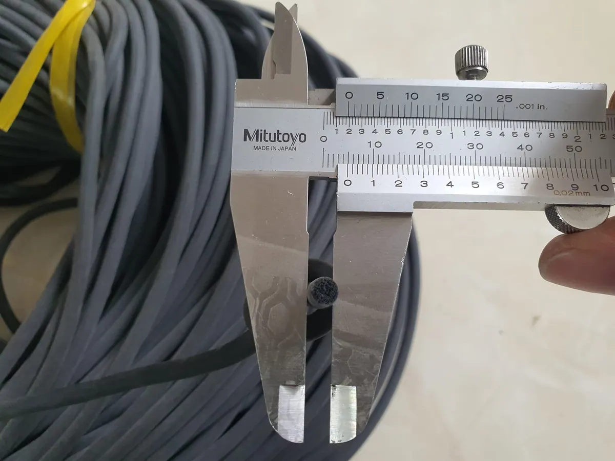 Đo tiết diện dây xốp bằng thước cặp