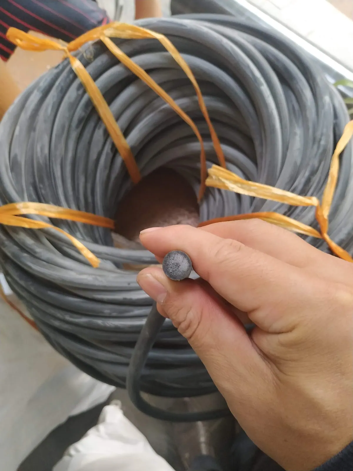 Tay cầm đoạn dây xốp trên cuộn dây buộc dây vàng