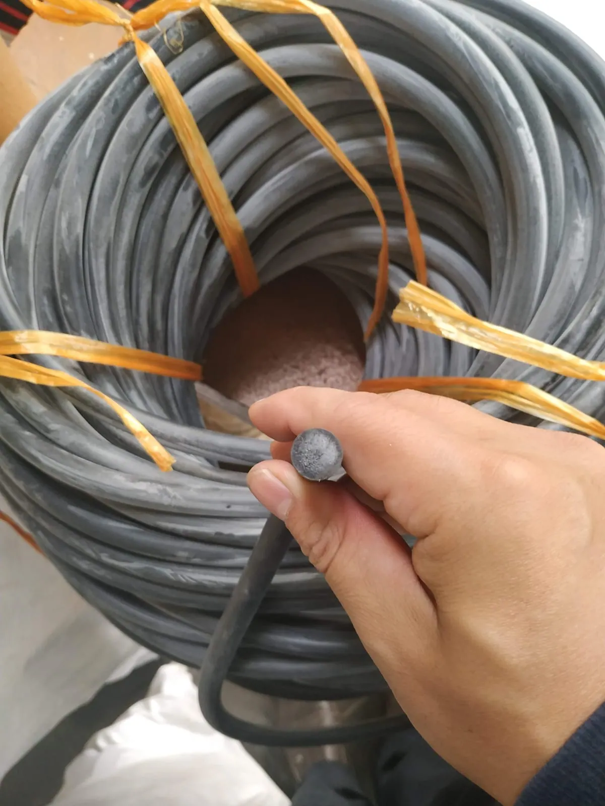 Tay cầm đoạn dây xốp trước cuộn buộc dây cam