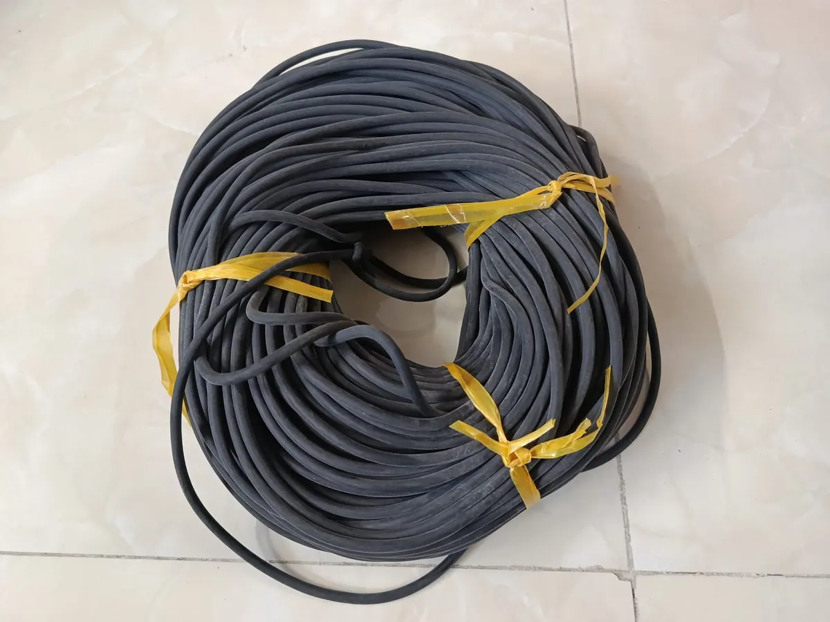Cuộn dây xốp buộc dây vàng trên nền gạch, góc chụp khác
