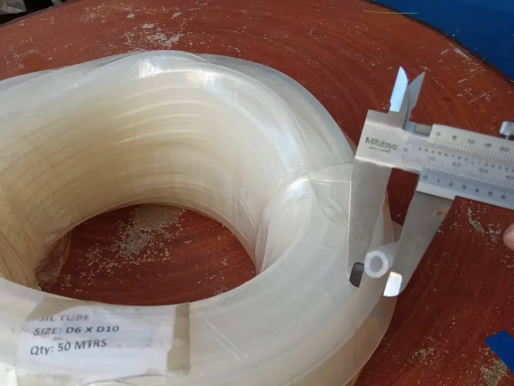 Đo đường kính ống silicone bằng thước cặp
