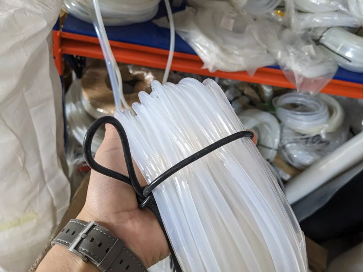 Tay đỡ cuộn ống silicone trên kệ hàng