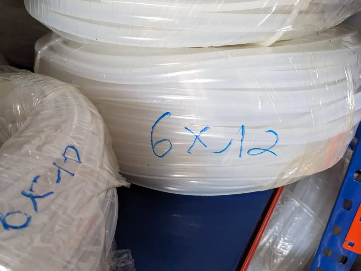 Cuộn ống silicone ghi cỡ bằng bút dạ, nhìn cận