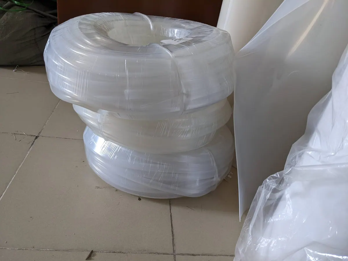 Các cuộn ống silicone xếp chồng trên nền gạch