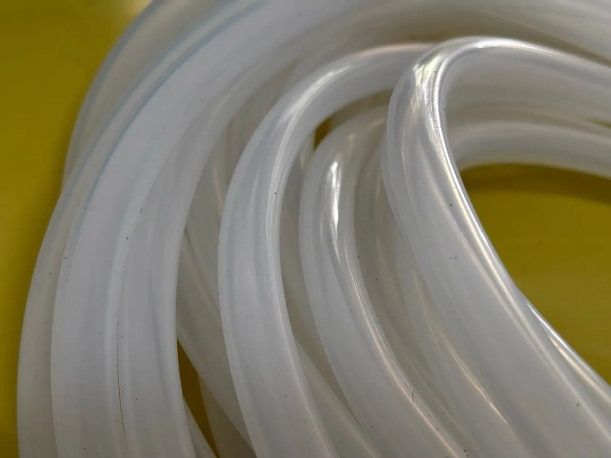 Ống silicone uốn cong trên bàn vàng
