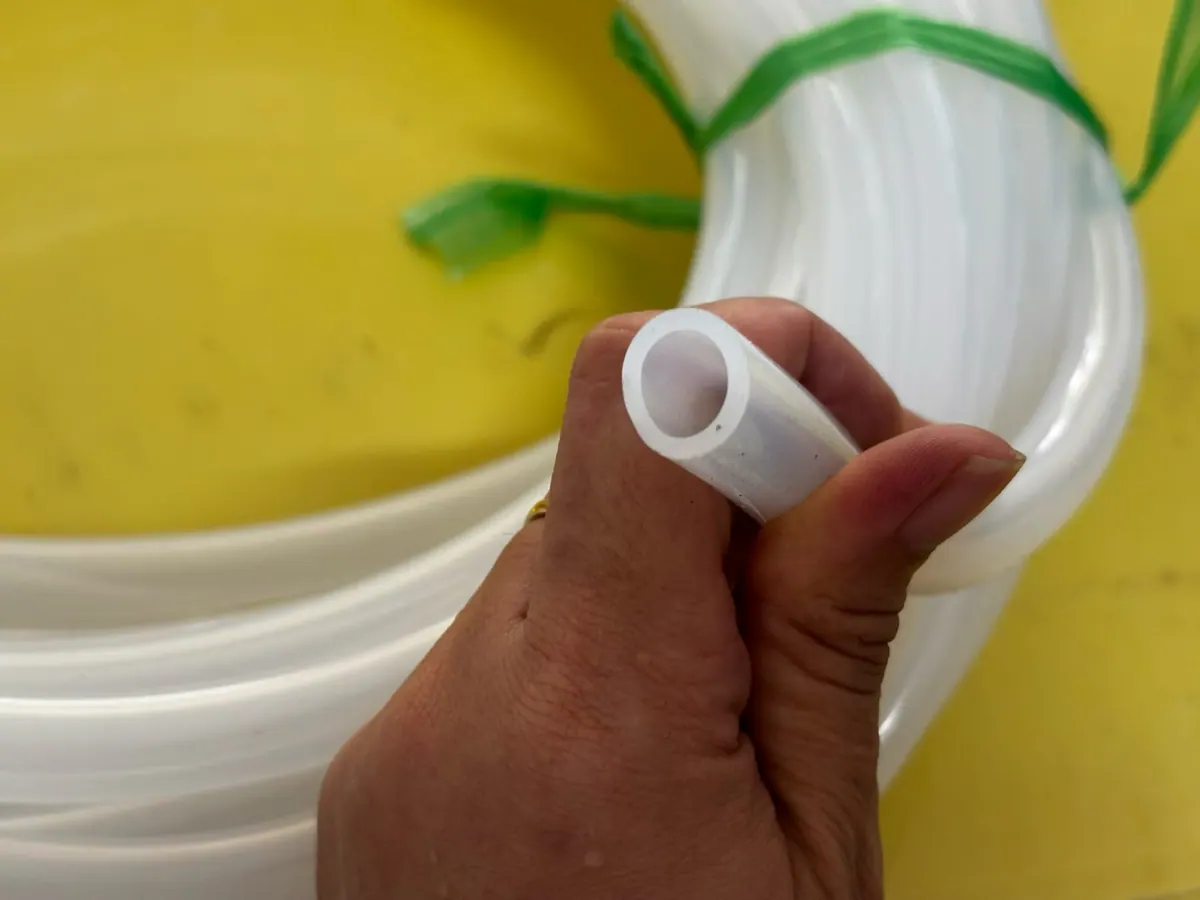 Tay cầm đoạn ống silicone trước cuộn ống