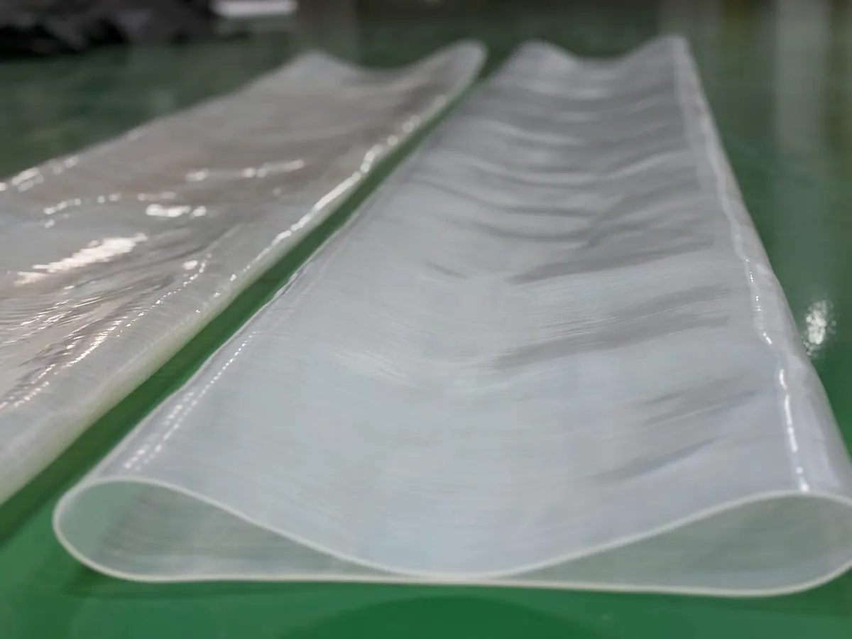 Ống silicone bản dẹt trải trên bàn xanh