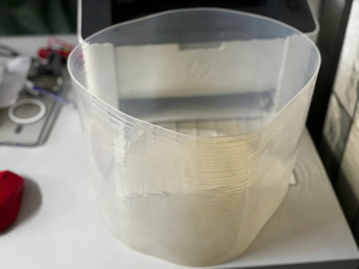 Ống silicone cỡ lớn dựng trên bàn làm việc