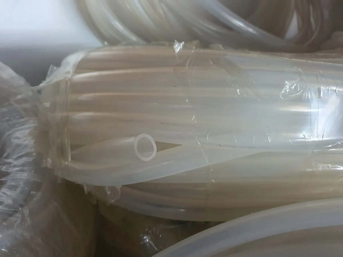 Cuộn ống silicone trắng trong bao bì