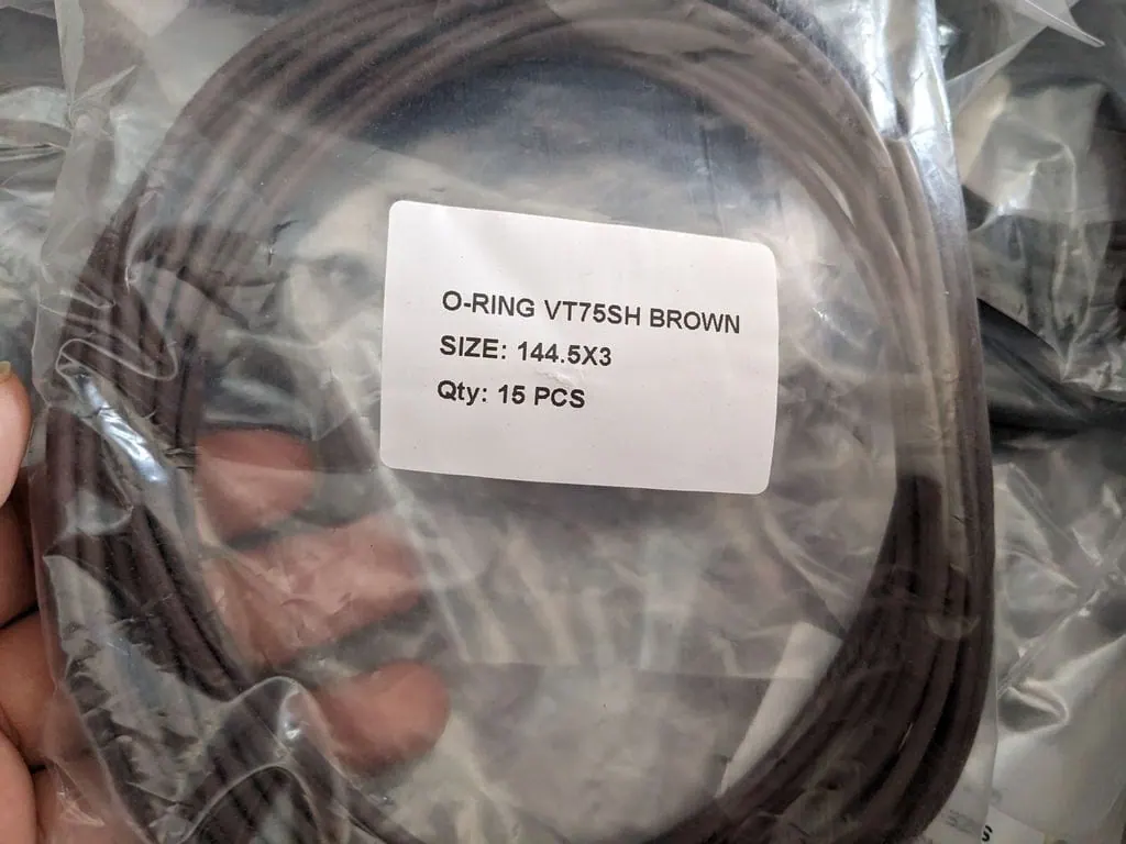 Tay đỡ cuộn oring nâu trong túi dán nhãn quy cách