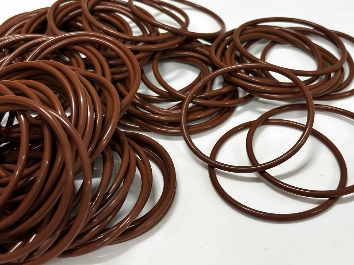 Oring Viton nâu nhiều cỡ rải trên bàn trắng