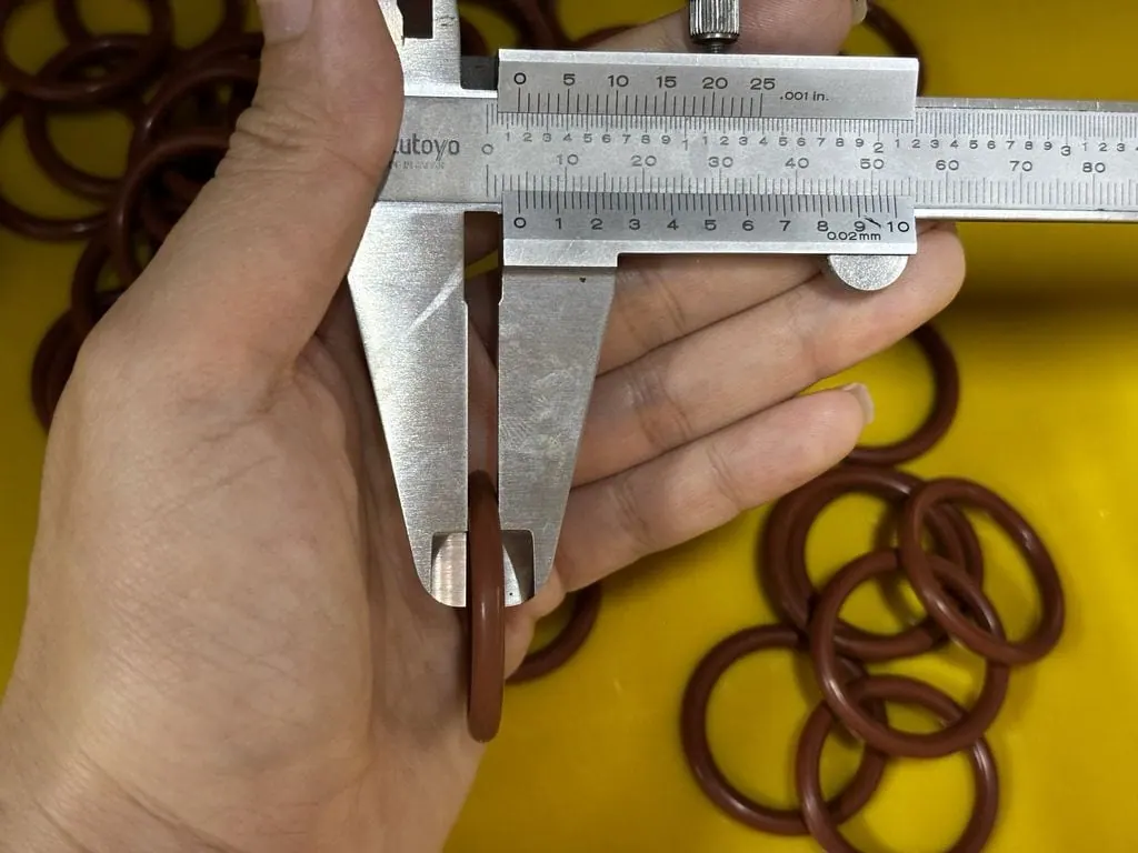 Đo oring bằng thước cặp, tay giữ vòng đo
