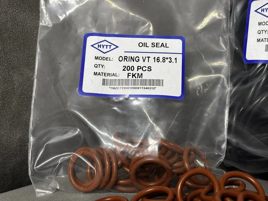 Túi oring Viton dán nhãn quy cách đặt cạnh hàng rời