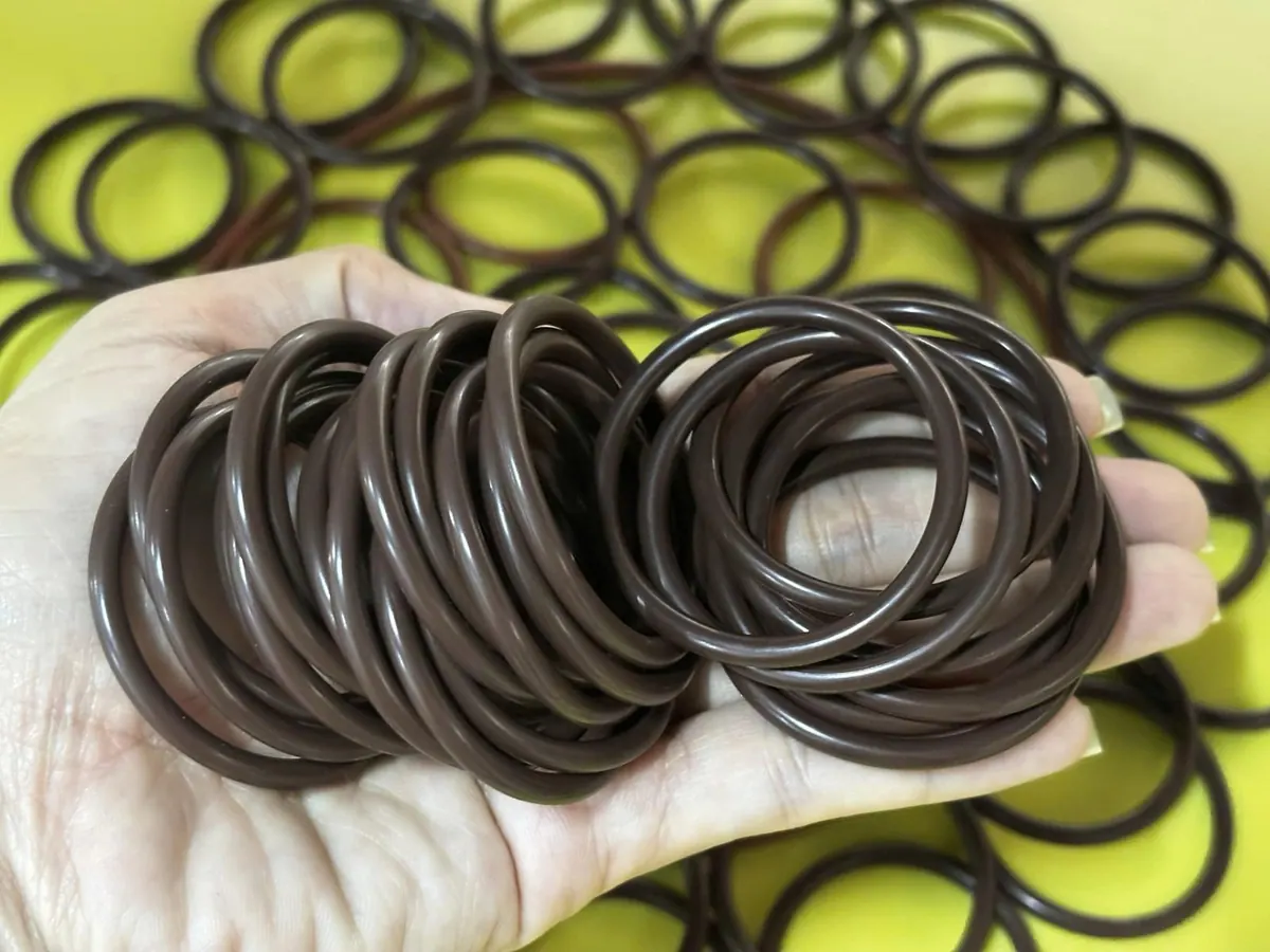Tay giữ chồng oring nâu cuộn tròn