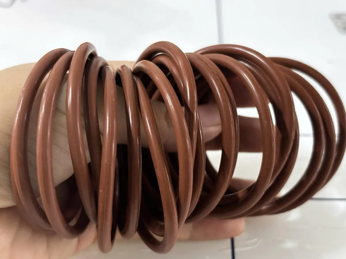 Xấp ron oring Viton nâu cỡ lớn, dây dày, dựng trên lòng bàn tay