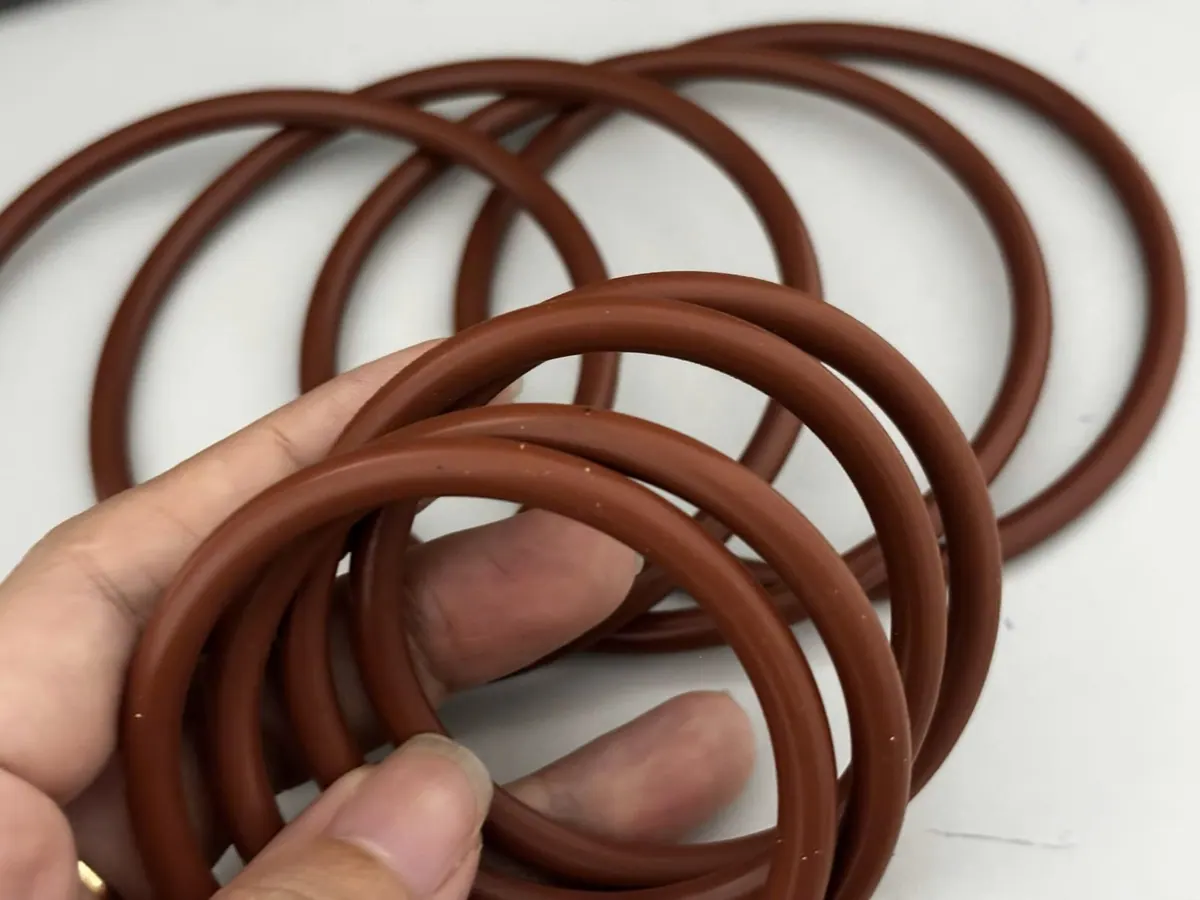 Tay giữ chồng oring nâu, nhìn cận