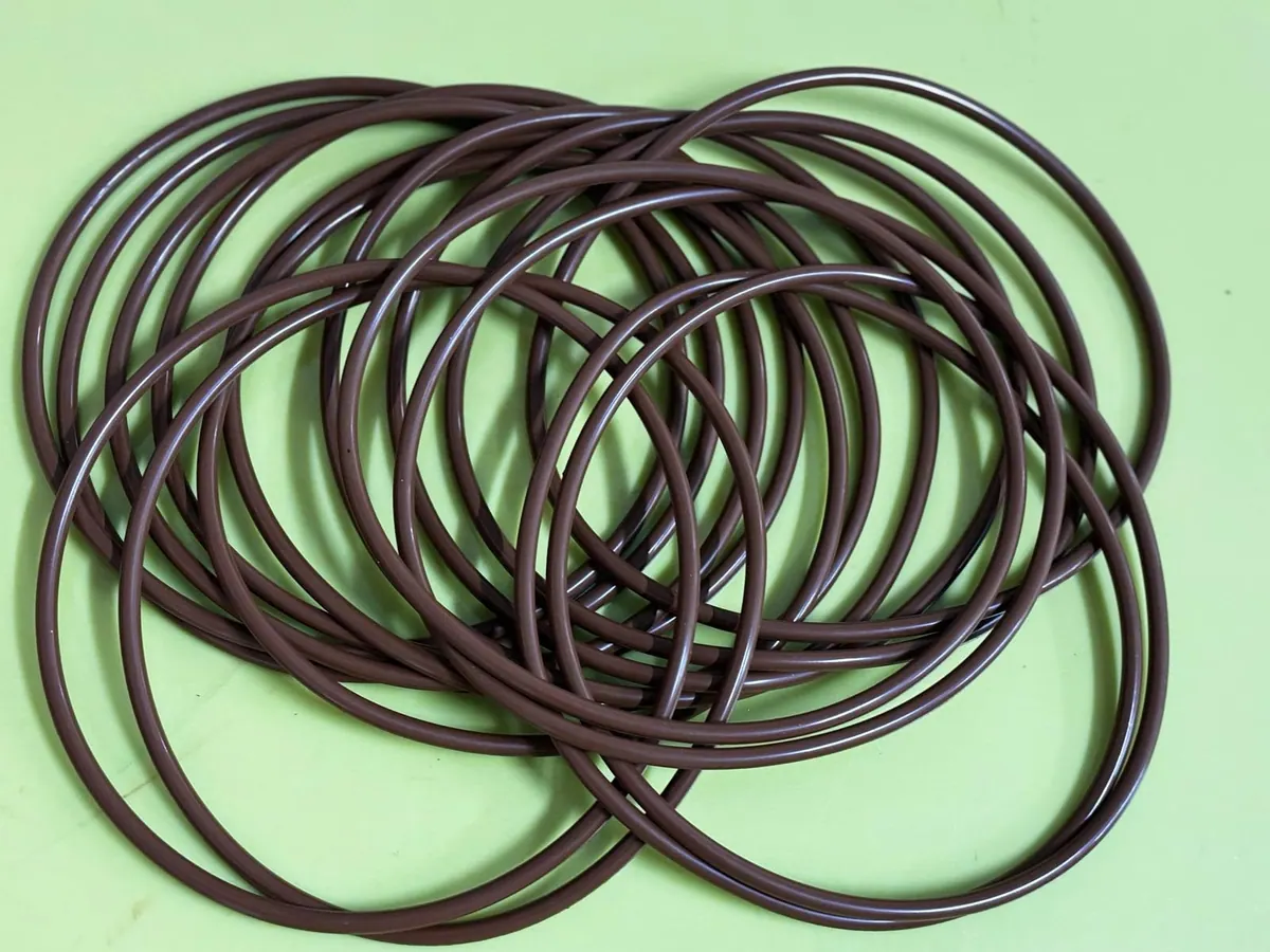 Bó oring nâu sẫm trên bàn xanh nhạt, nhìn cận