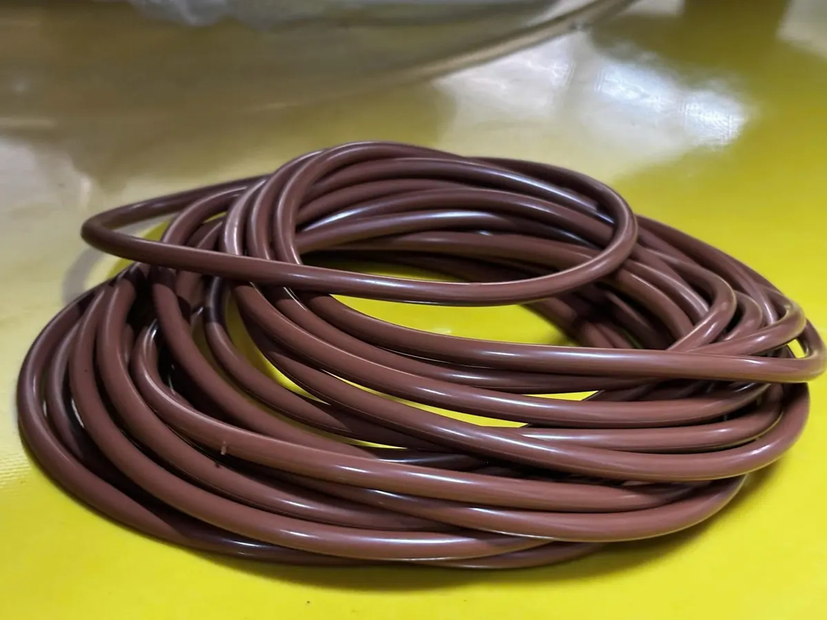 Bó oring nâu cuộn tròn trên bàn vàng chanh