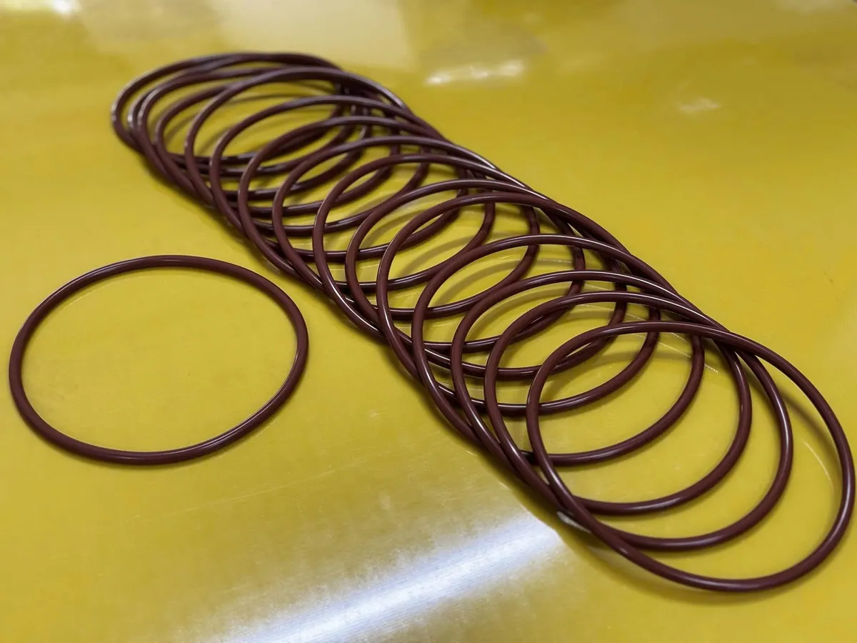 Chồng oring nâu xếp dải cạnh một vòng đơn